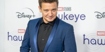 El actor Jeremy Renner sufrió un accidente sobre la nieve y su estado es crítico