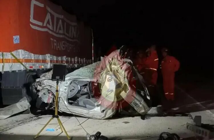 Chocó con dos camiones, quedó atrapado y murió en la autopista Córdoba - Rosario