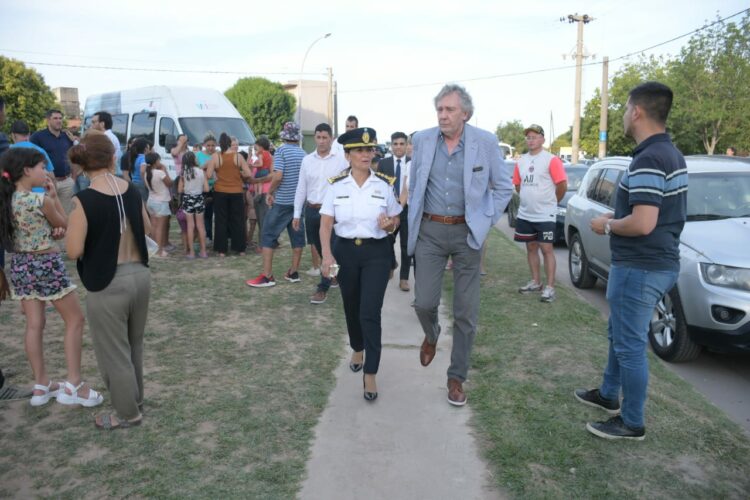 Claudio Stampalija (der.) acompañado por la jefa de Policía Liliana Zarate Belletti (izq.).