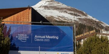 El 1% de multimillonarios tiene el doble de riqueza que el 99% restante, indicaron desde el foro de Davos
