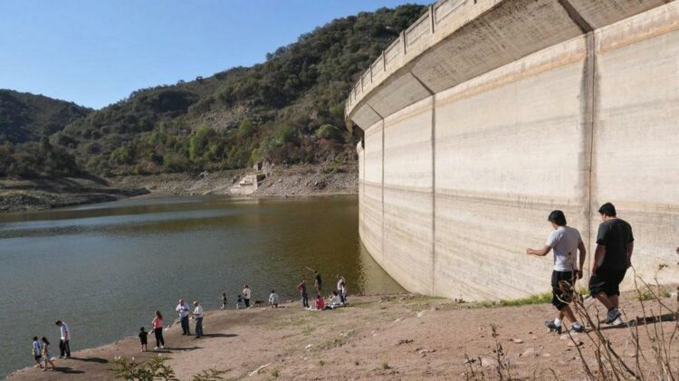 A pesar de las lluvias, siguen bajos los diques y lagos