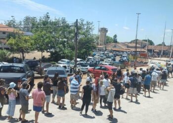 Largas filas para viajar hacia Brasil por la frontera de Paso de los Libres