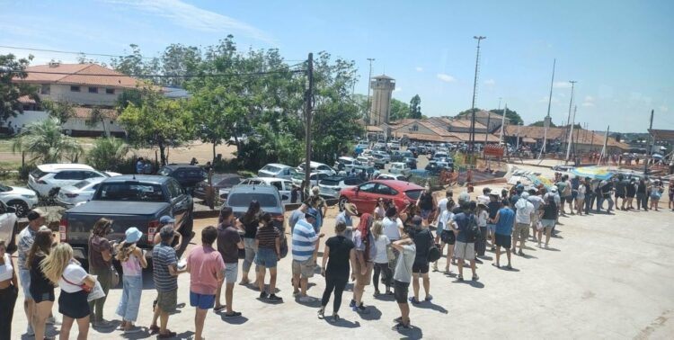 Largas filas para viajar hacia Brasil por la frontera de Paso de los Libres