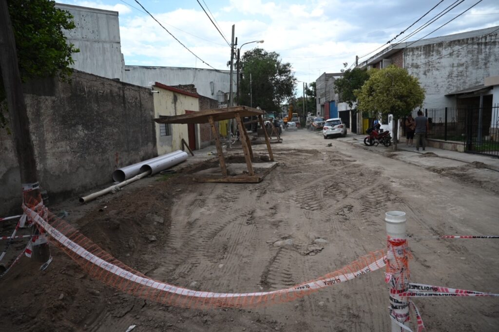 Rellenaron el espacio de trabajo inundado por la rotura de un caño de agua