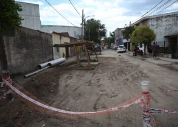 Rellenaron el espacio de trabajo inundado por la rotura de un caño de agua