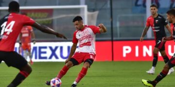 Instituto no pudo contra Colón y perdió por goleada