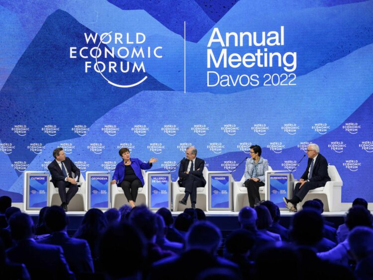 El Foro de Davos discute el estancamiento de la economía mundial