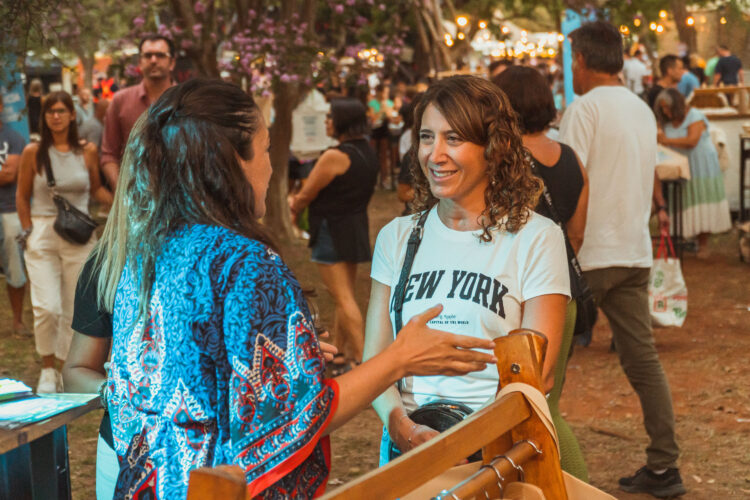 La ministra Laura Jure (izq.) acompañó a los emprendedores en el festival Mionca.