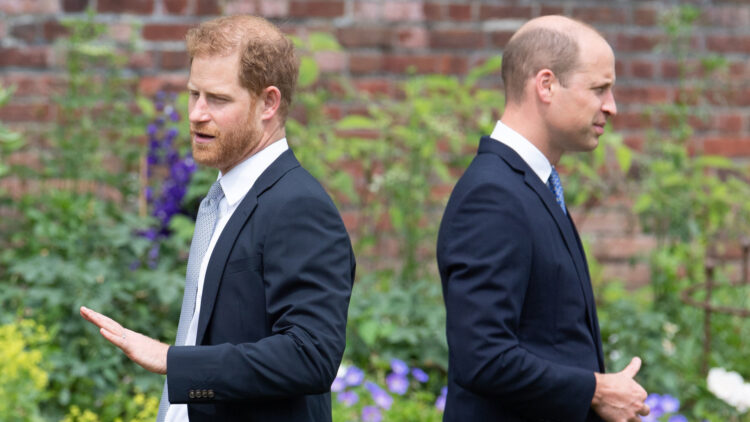 El príncipe Harry acusó en su libro a William de agredirlo tras una discusión por su esposa
