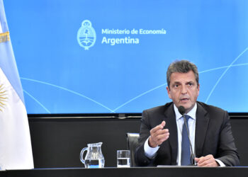 Massa apuesta a la recompra de deuda para controlar al dólar