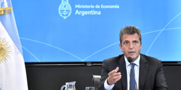 Massa apuesta a la recompra de deuda para controlar al dólar