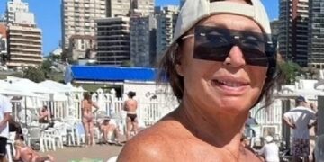 Moria Casan le respondió a una usuaria de Twitter que la criticó por mostrarse en bikini