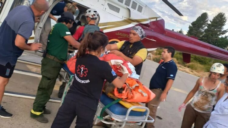 Una pareja fue alcanzada por un alud y una mujer salió gravemente herida