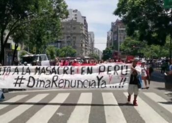 Manifestantes marchan a la cumbre de la Celac para repudiar la crisis en Perú