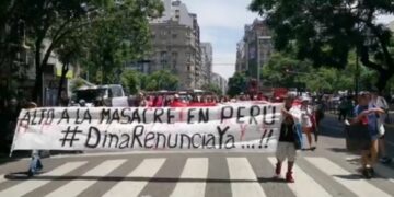 Manifestantes marchan a la cumbre de la Celac para repudiar la crisis en Perú