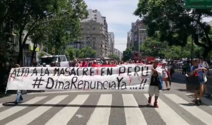 Manifestantes marchan a la cumbre de la Celac para repudiar la crisis en Perú