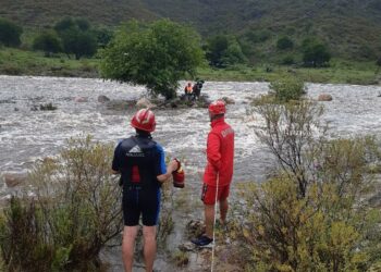 Bomberos rescataron a dos hombres tras la crecida del río San Antonio