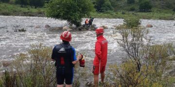Bomberos rescataron a dos hombres tras la crecida del río San Antonio