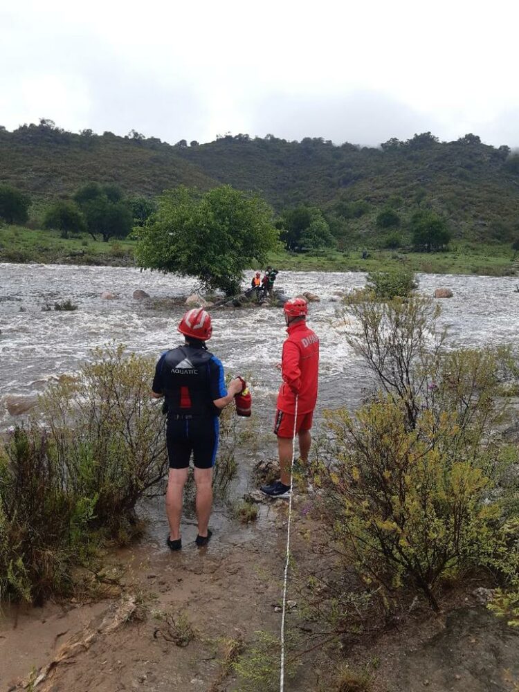 Bomberos rescataron a dos hombres tras la crecida del río San Antonio