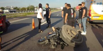 Un motociclista resultó herido luego de que un camión perdiera una rueda en Circunvalación