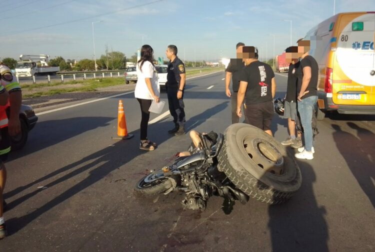 Un motociclista resultó herido luego de que un camión perdiera una rueda en Circunvalación