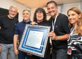 Llaryora asistió al Bum Bum y saludó a la Mona