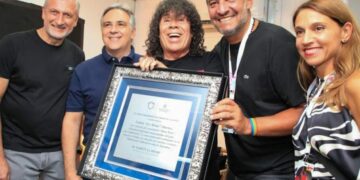 Llaryora asistió al Bum Bum y saludó a la Mona