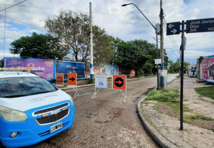 Cortan el tránsito en la avenida Belardinelli por mejoras en el suministro de agua