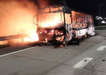 Así quedó un colectivo de la empresa Ersa tras incendiarse en plena avenida Circunvalación