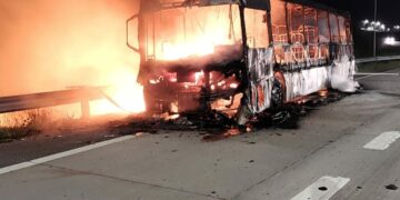 Así quedó un colectivo de la empresa Ersa tras incendiarse en plena avenida Circunvalación