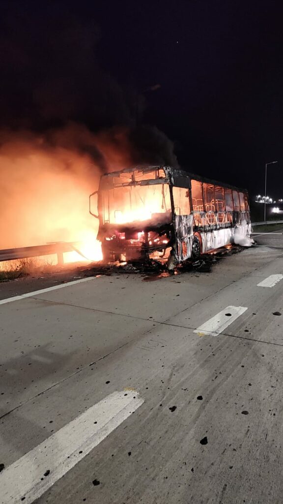 Así quedó un colectivo de la empresa Ersa tras incendiarse en plena avenida Circunvalación