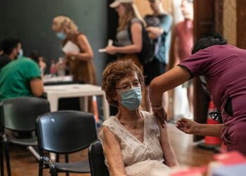 Qué son las vacunas bivariantes que llegan hoy a Córdoba