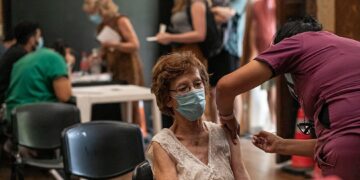 Qué son las vacunas bivariantes que llegan hoy a Córdoba