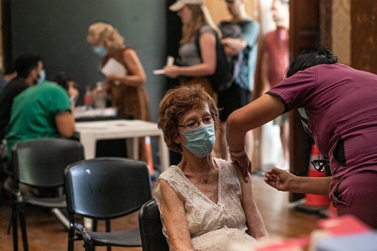 Qué son las vacunas bivariantes que llegan hoy a Córdoba
