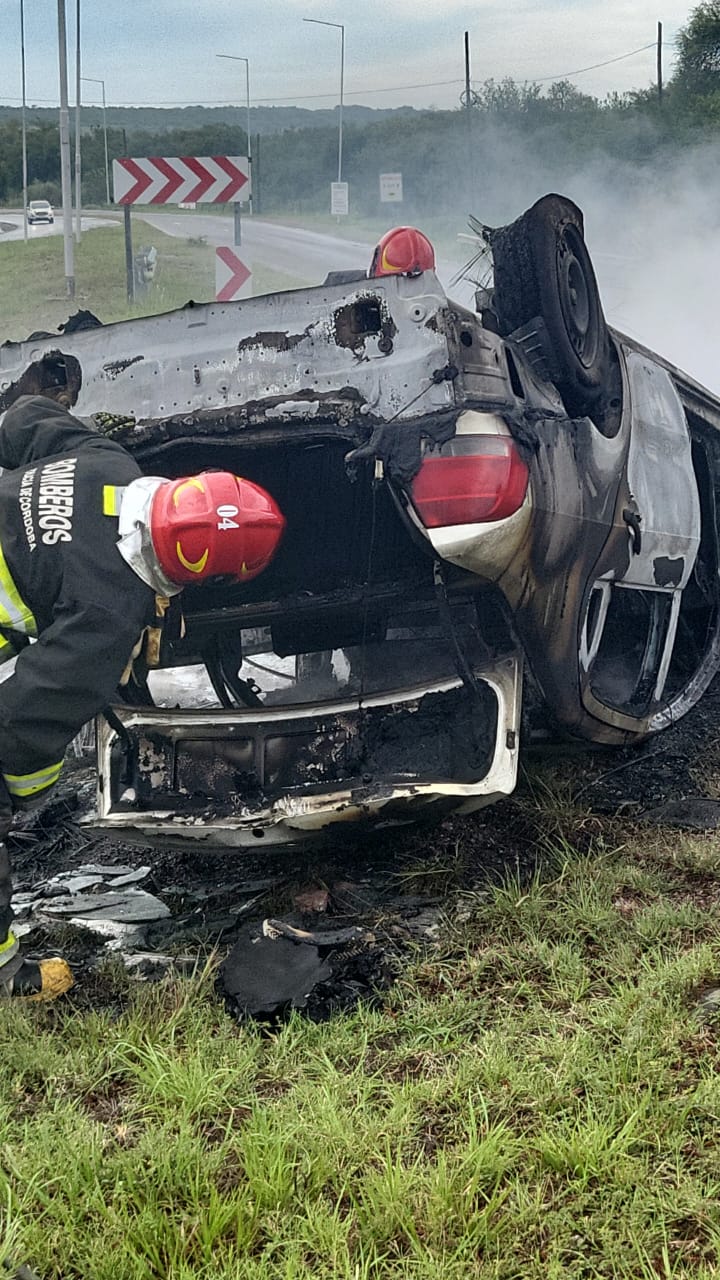 Huyó tras un presunto robo, volcó y se incendió en La Calera