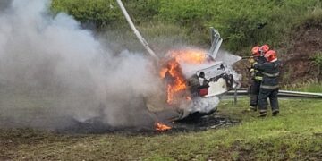 Huyó tras un presunto robo, volcó y se incendió en La Calera