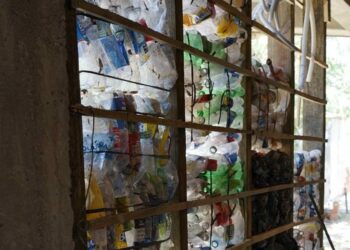 Construyen un centro vecinal en barrio Juniors con paredes de plástico