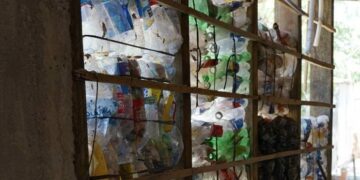 Construyen un centro vecinal en barrio Juniors con paredes de plástico