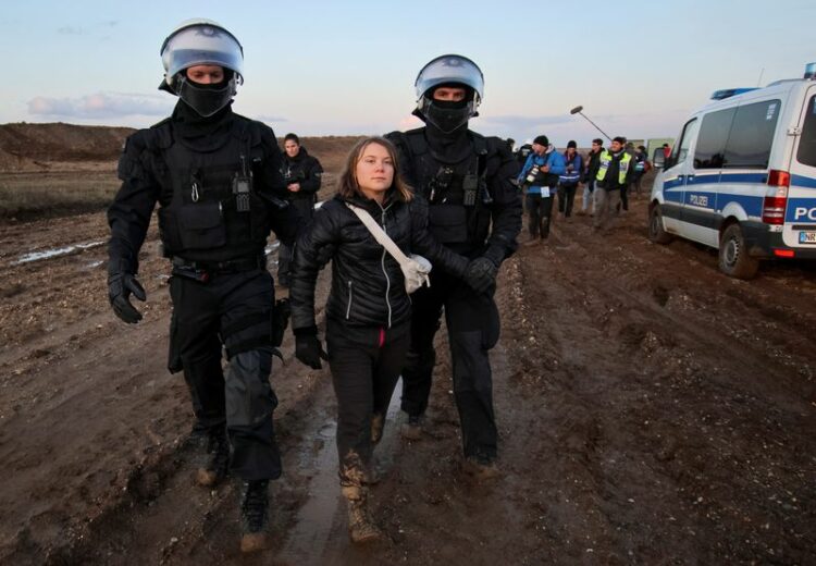 Agentes de policía detienen a la activista climática Greta Thunberg el día de una protesta contra la ampliación de la mina de lignito a cielo abierto de Garzweiler de la empresa eléctrica alemana RWE a Luetzerath, en Alemania, el 17 de enero de 2023, que ha puesto de relieve las tensiones sobre la política climática de Alemania durante una crisis energética. REUTERS/Wolfgang Ratta