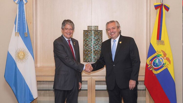 El presidente de Ecuador, Guillermo Lasso, con su par argentino Alberto Fernández. (Foto de archivo).