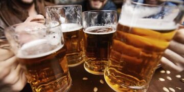 Buscan voluntarios para beber alcohol