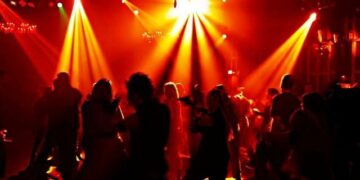 Encontró un iPhone 13 en el piso de un boliche, se lo devolvió a la dueña, pero recibió un insólito reproche