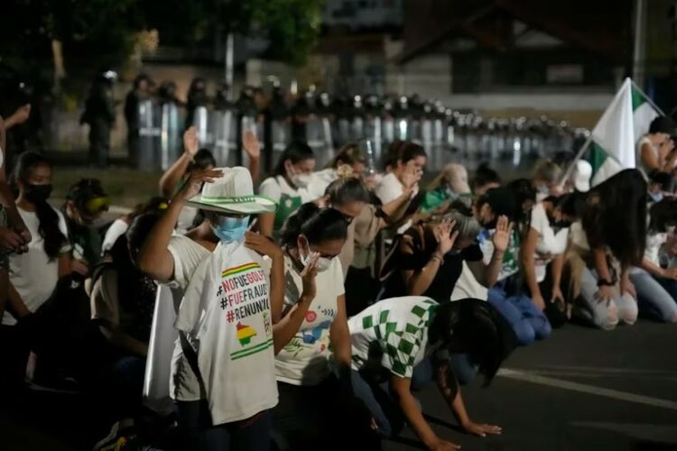 Condenan la violencia en Bolivia