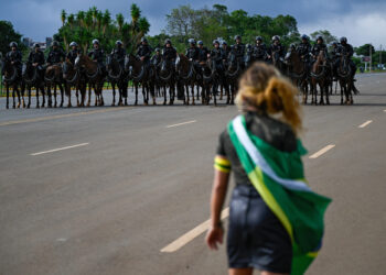 La policía desmantela un campamento de bolsonaristas instalado frente al cuartel del Ejército en Brasilia