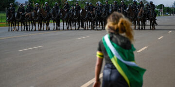 La policía desmantela un campamento de bolsonaristas instalado frente al cuartel del Ejército en Brasilia