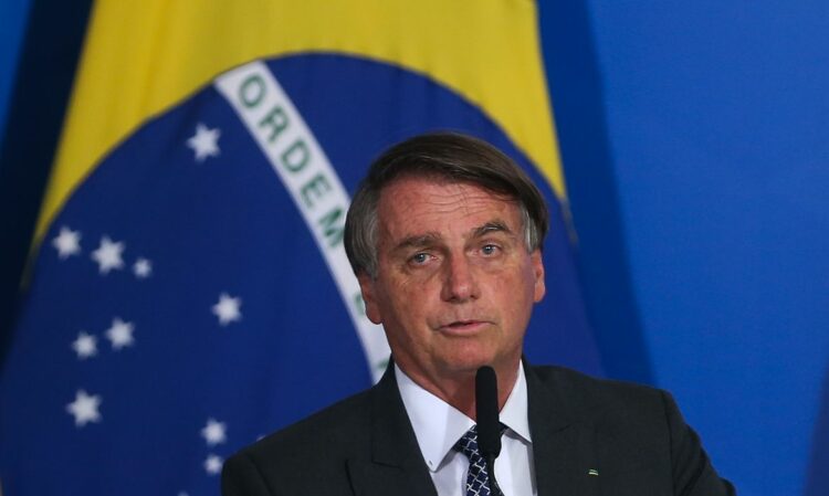 O presidente da República,Jair Bolsonaro,e o ministro das Comunicações, Fábio Faria, participam de cerimônia de assinatura de termos de autorização de uso de radiofrequências pelas empresas vencedoras das faixas do leilão do 5G, no Palácio do Planalto