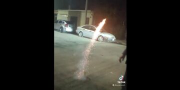 Lanzó un cohete en la noche de Año Nuevo y le cayó a un móvil policial