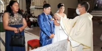 En el altar, un hombre le confesó al cura que lo obligaban a casarse