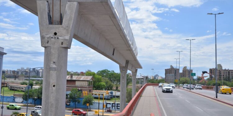 La ciclovía elevada ya cruza la avenida Poeta Lugones