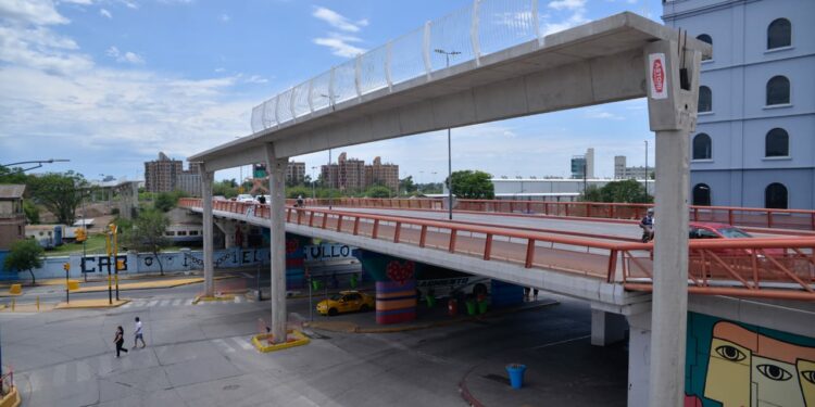 La ciclovía elevada ya cruza la avenida Poeta Lugones